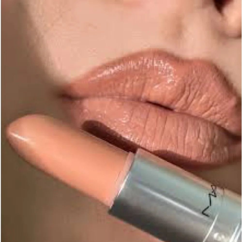 MAC “ crème de Nude “ Lipstick new in box